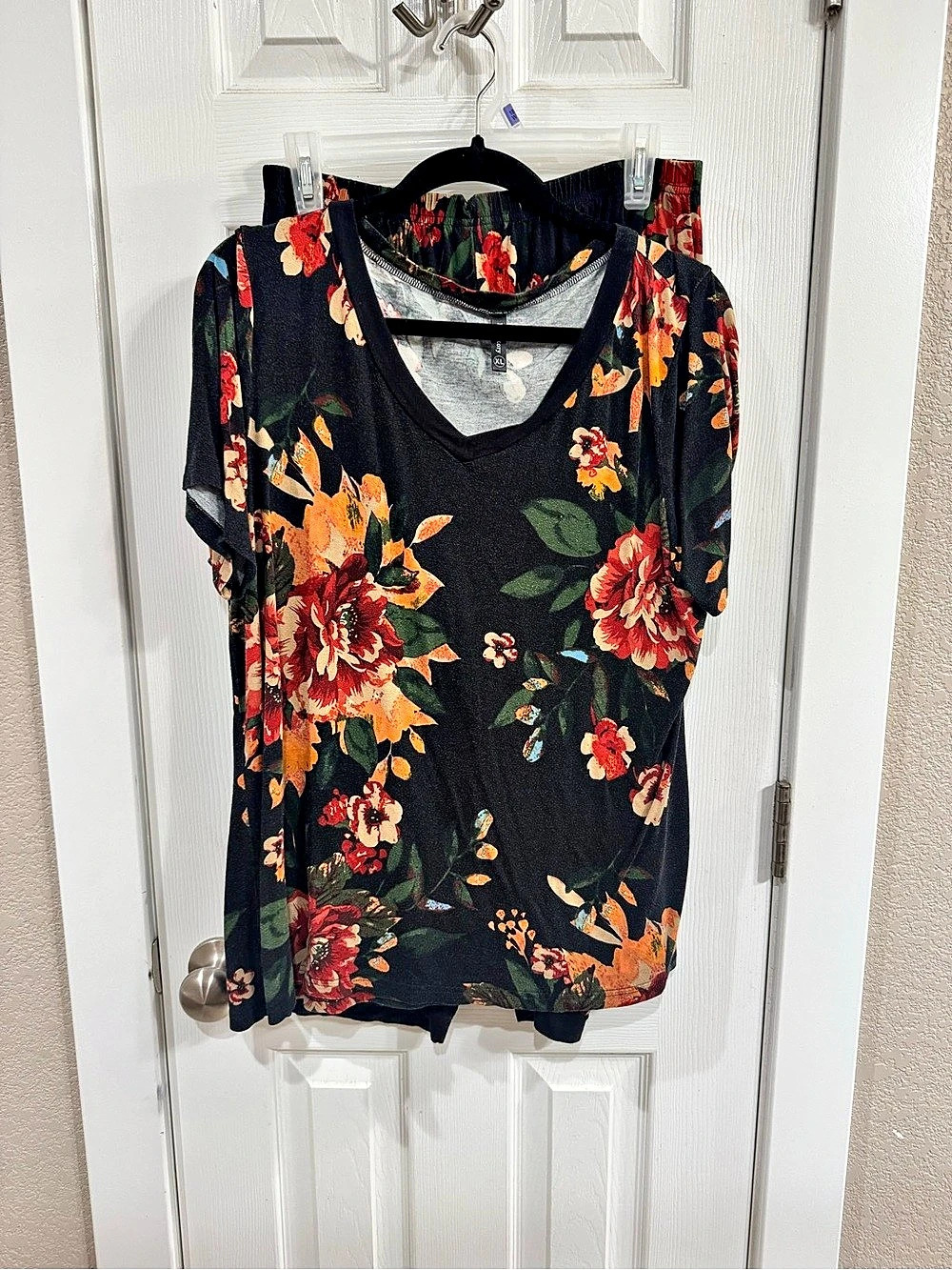 PrinStory Floral Two-Piece Pajama Set in Black & Red Size XL